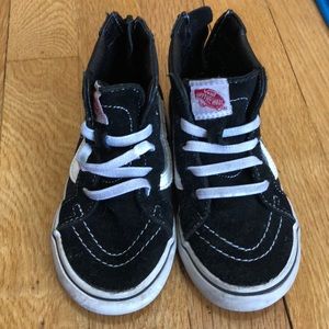 Black & white sk8 hi